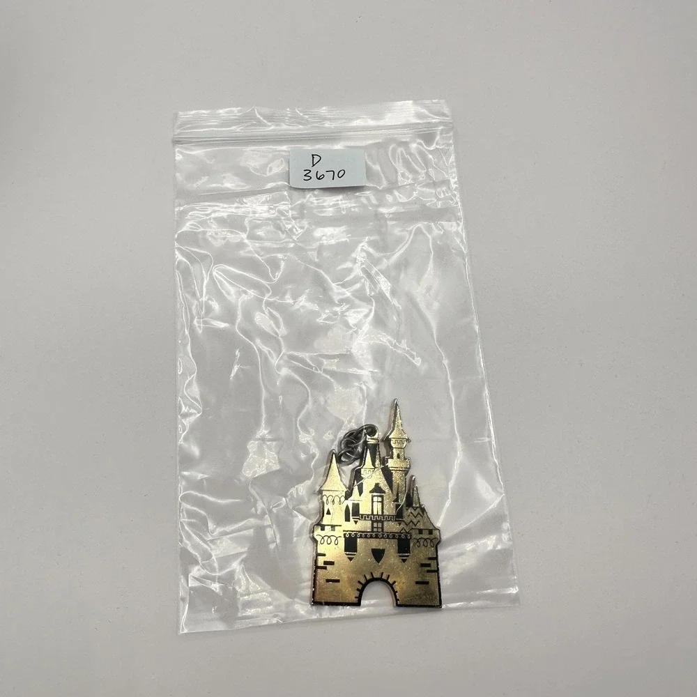 Vintage‎ Y2K Disneyland Park Sleeping Beauty Castle Keychain Gold Tone Jewelry